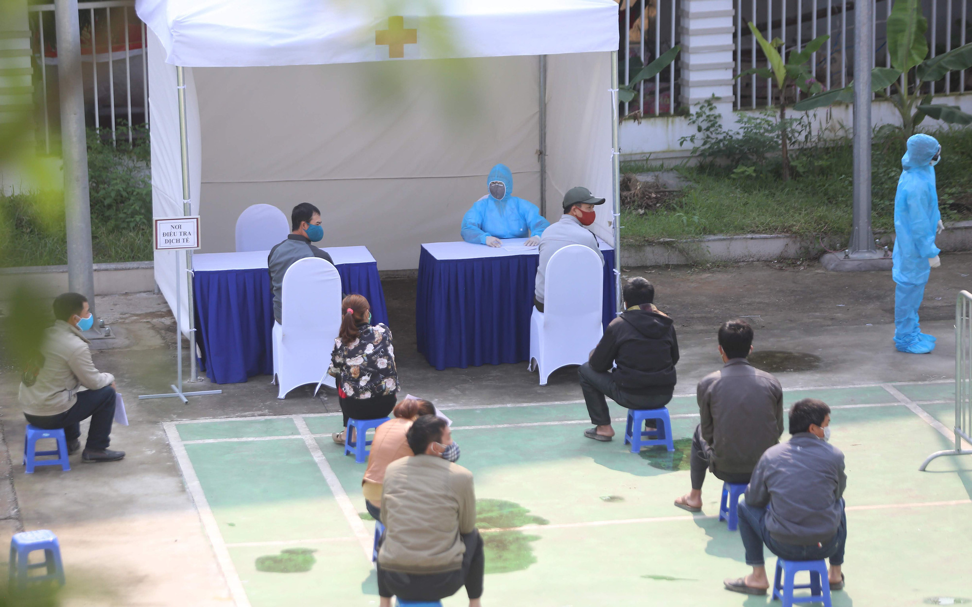 Hàng trăm người bán hoa ở Hà Nội có liên quan đến bệnh nhân 243 được test nhanh Covid -19