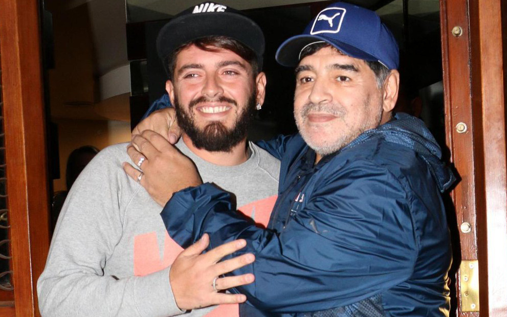 30 năm khổ sở để được thừa nhận của con trai Maradona, từ “tên khốn rình cướp tài sản” đến “con yêu của bố”