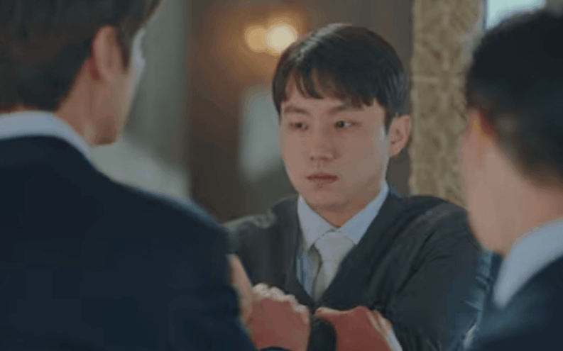 Bốn người mất mạng ở 15 phút đầu tập 1 Quân Vương Bất Diệt, &quot;drama&quot; thế giới song song của Lee Min Ho mở hàng cực căng