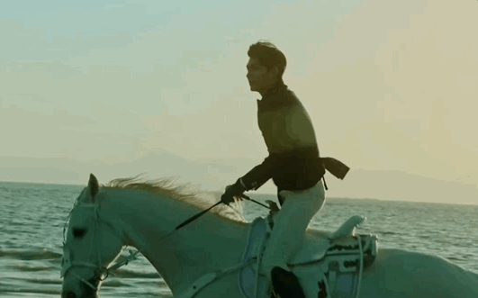 Điều khó hiểu nhất ở hai tập mở màn "Quân Vương Bất Diệt" là điệu bộ "nhún ngựa" của Lee Min Ho?