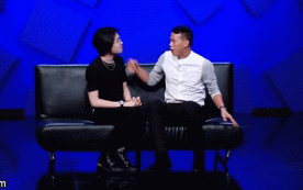 Cựu thủ môn tuyển Việt Nam gây tranh cãi khi cố hôn diễn viên Quang Trung trong show truyền hình