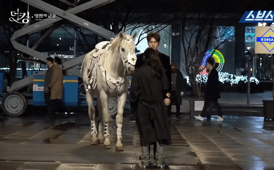 Hậu trường cực hài của Quân Vương Bất Diệt: Ngựa cưng Maximus &quot;dằn mặt&quot; Kim Go Eun vì tình tứ với Lee Min Ho?