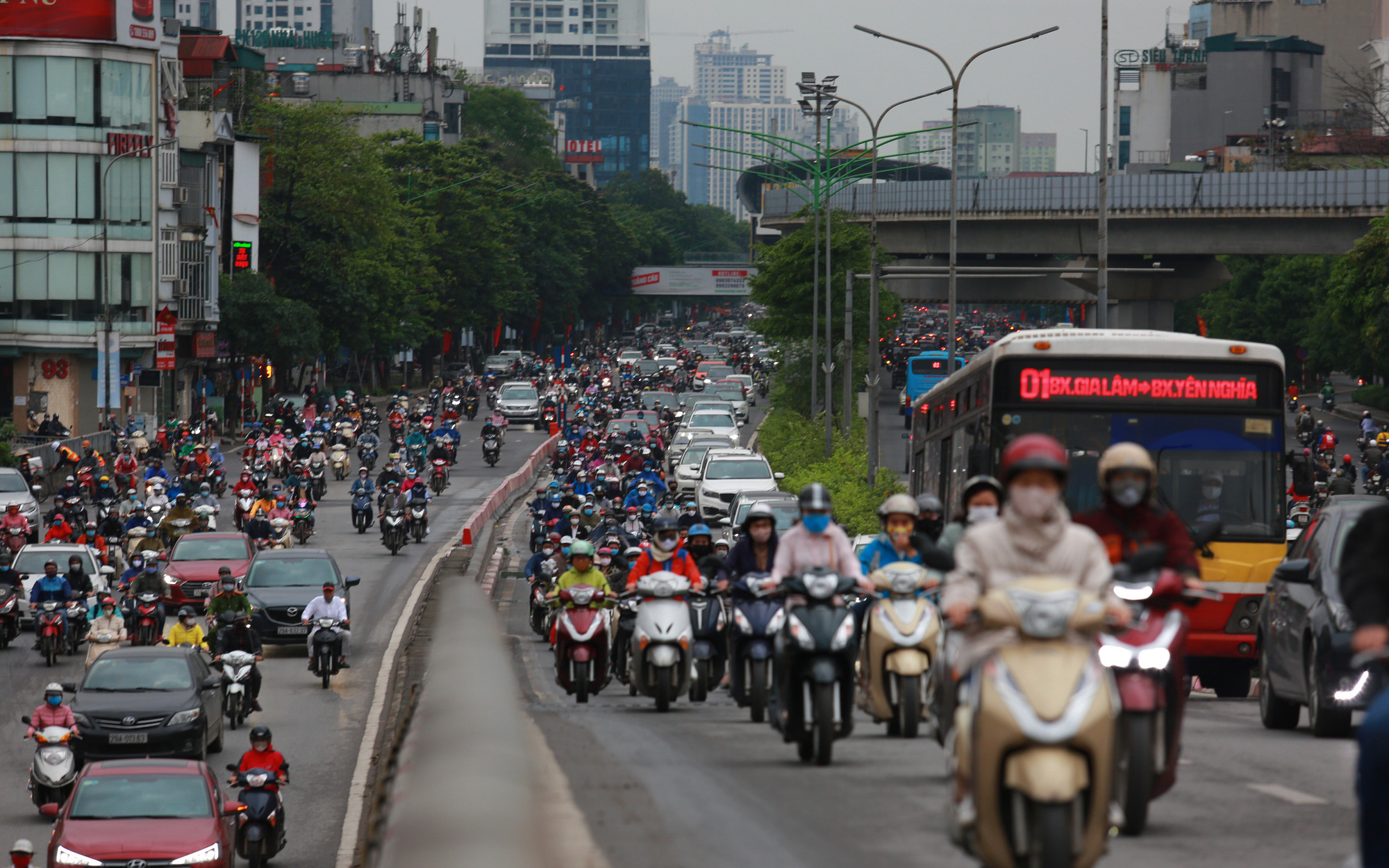 Ảnh: Đường phố Hà Nội và Sài Gòn đông đúc trong ngày đầu tiên nới lỏng cách ly xã hội, người dân thủ đô chật vật đi làm dưới mưa