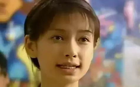 Nhan sắc năm 17 tuổi của Angela Baby lại gây tranh cãi: Có hay không việc &quot;trùng tu sắc đẹp&quot;?