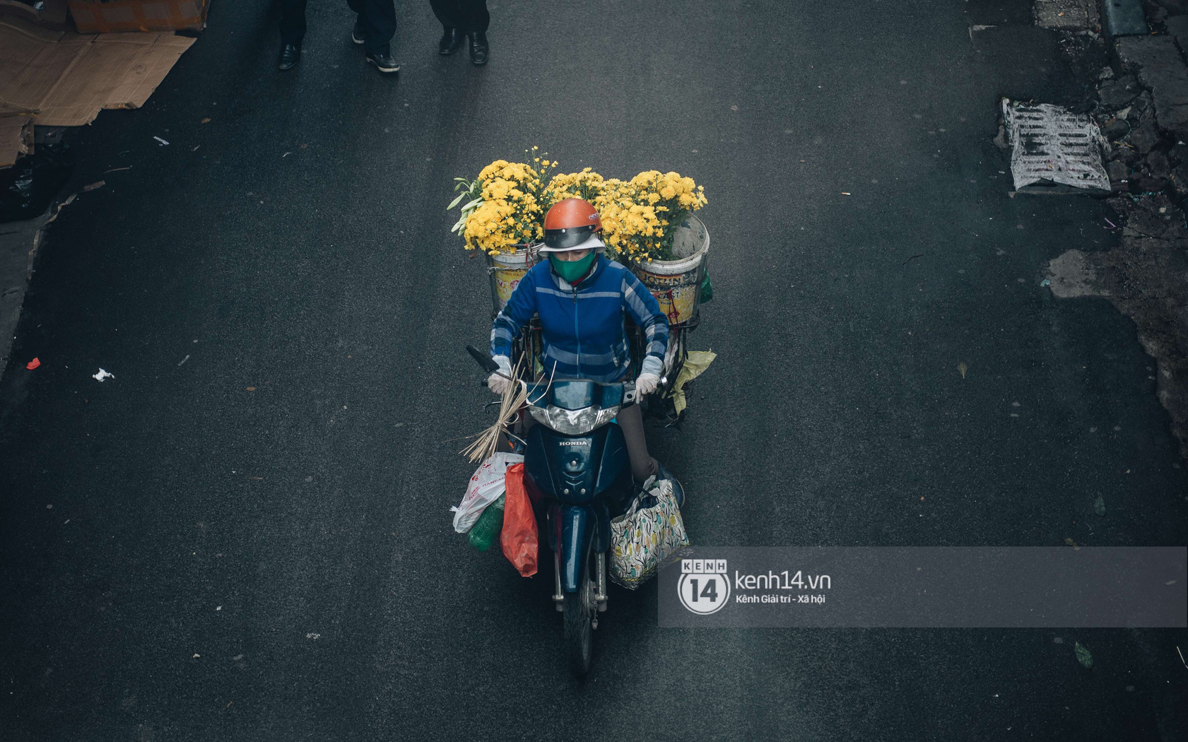 Ngày đầu Hà Nội nới lỏng giãn cách xã hội, người dân thong thả đi mua hoa thắp hương mùng 1 đầu tháng