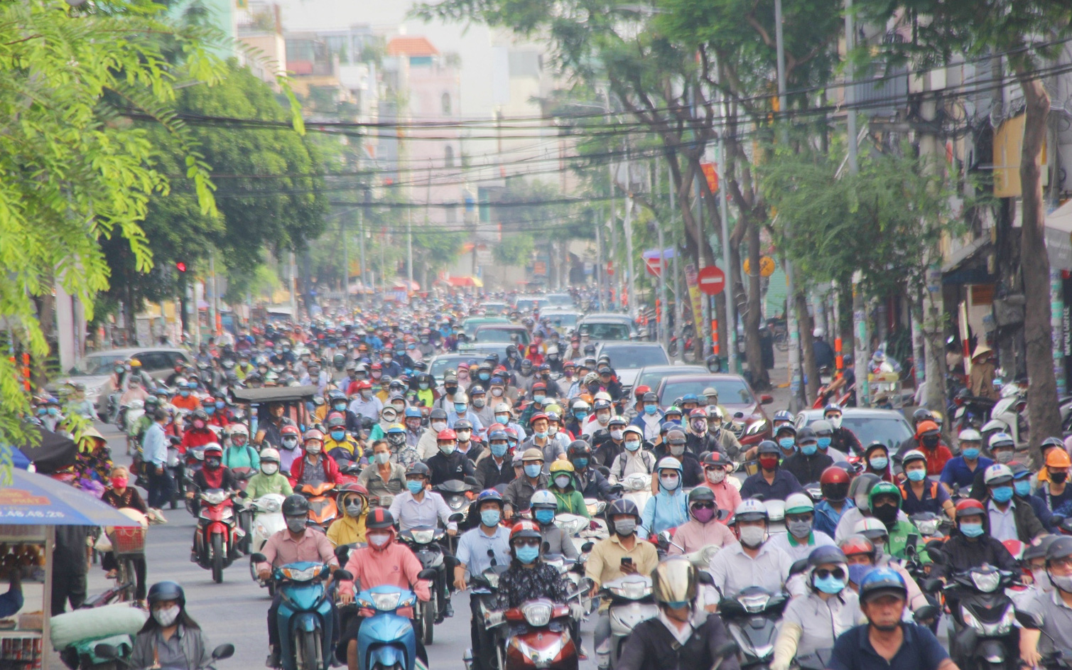 Xe khách, taxi rục rịch hoạt động trở lại, đường phố Sài Gòn chen chúc người di chuyển sau khi nới lỏng cách ly xã hội