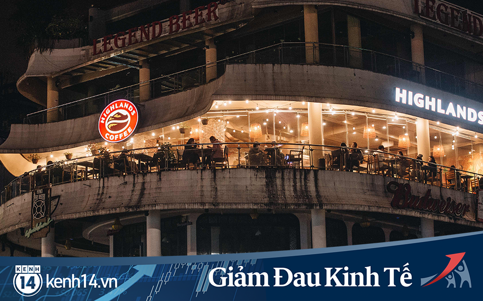 Thủ đô Hà Nội buổi tối đầu tiên nới lỏng giãn cách xã hội: Phố xá, trung tâm thương mại vắng vẻ, quán cafe lại đông nghịt như chưa hề có cách ly