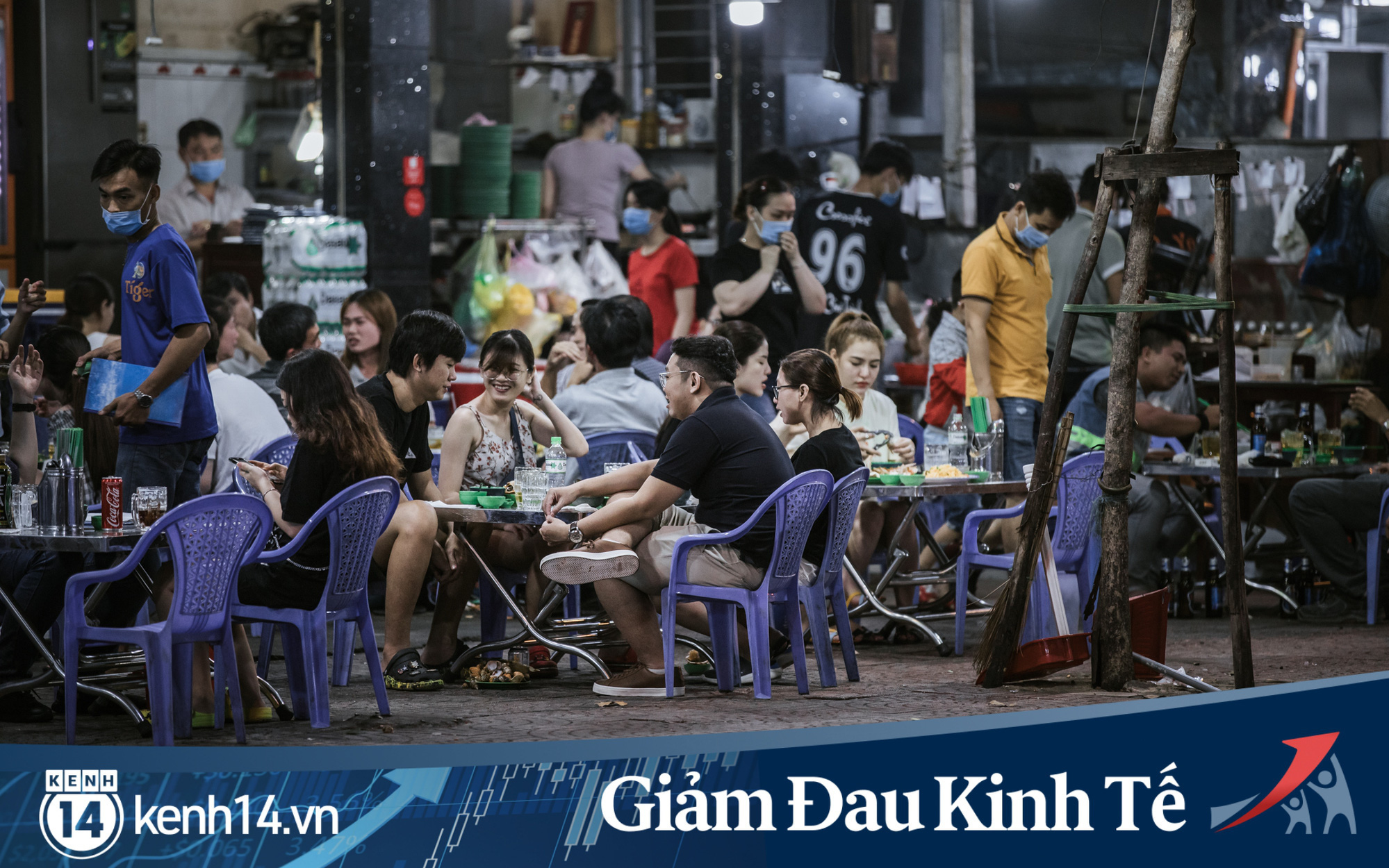 Ngày cuối tuần sau nới lỏng giãn cách xã hội: Quán xá Sài Gòn đông đúc, hàng quán bán mỏi tay không kịp nghỉ