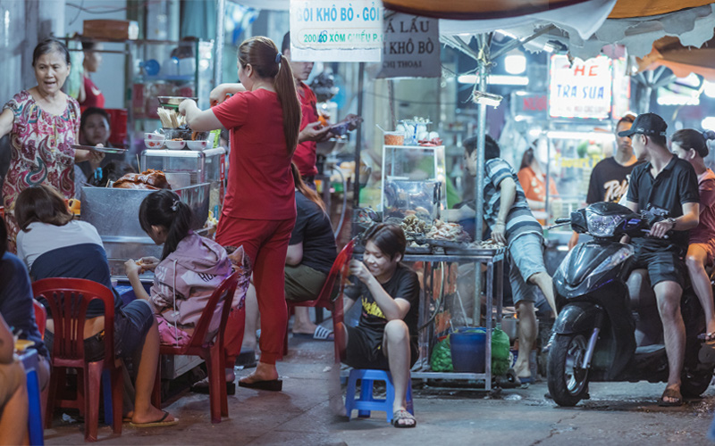 Hàng quán tại khu chợ bình dân nức tiếng nhất Sài Gòn hậu cách ly xã hội: Cảnh tấp nập đã trở lại, người bán và mua vẫn “đề phòng là trên hết”