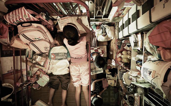 Bi kịch thế giới &quot;nhà chuồng cọp&quot; ở Hong Kong những ngày 'cách ly xã hội': Mỗi phòng cả chục người, giãn cách kiểu gì bây giờ?