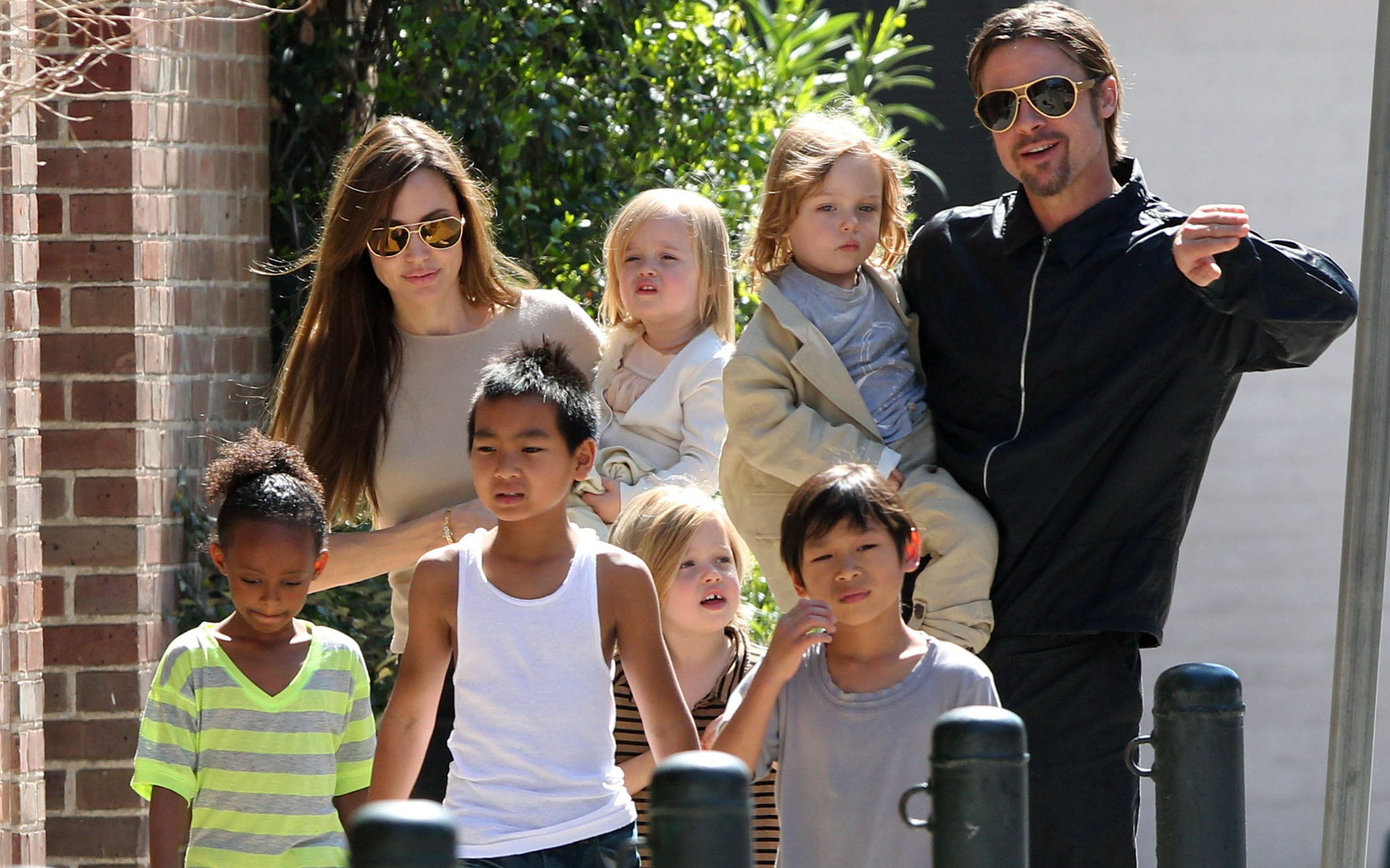 Rộ tin Angelina Jolie nhận nuôi đứa con thứ 7: Lí do khiến Brad Pitt không chịu nổi phải ly hôn là đây?