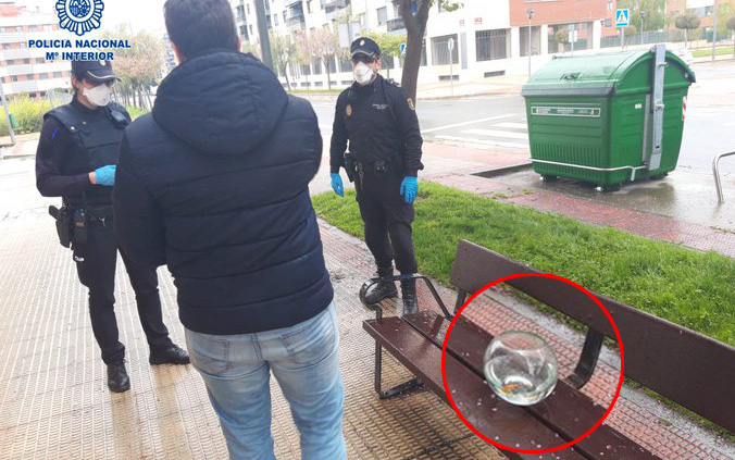 Tây Ban Nha: bắt giữ người đàn ông vi phạm cách ly xã hội với lí do &quot;ra đường dắt cá vàng đi dạo&quot;