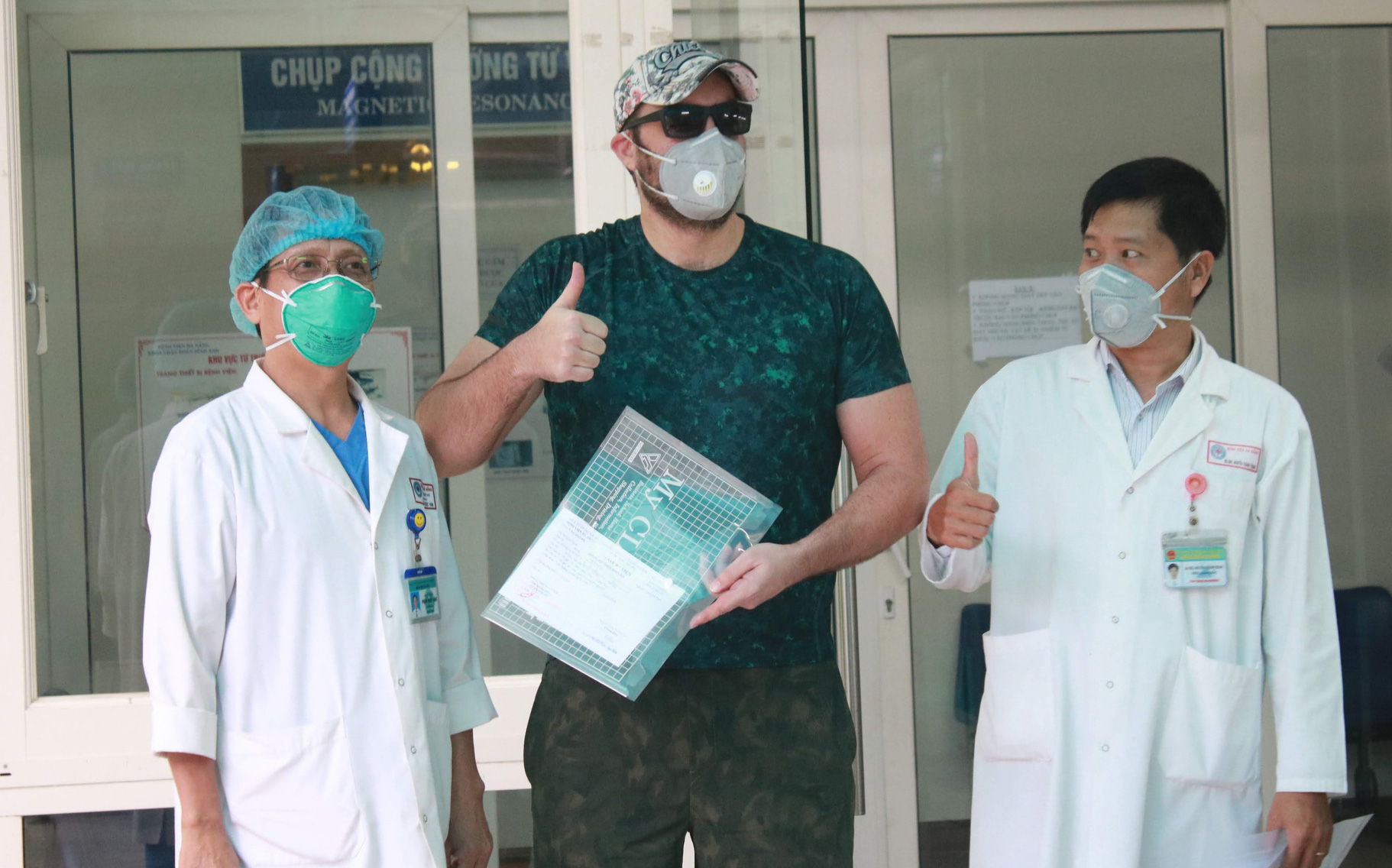 Tin vui: Bệnh nhân Covid-19 thứ 4 ở Đà Nẵng khỏi bệnh, vui mừng chụp ảnh selfie trước khi được về nhà