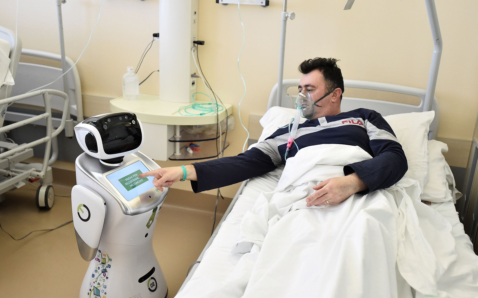 Robot y tá siêu ngầu làm trợ thủ đắc lực cho bác sĩ ở Ý, sẵn sàng chiến đấu với dịch Covid-19