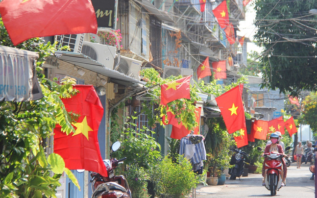 Ảnh: Ngắm một Sài Gòn yên bình trong sáng 30/4, mọi tuyến đường, góc phố phấp phới cờ hoa