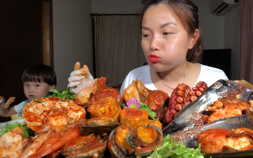 Quỳnh Trần JP và loạt vlogger ẩm thực sụt giảm thu nhập vì dịch Covid-19: Đây là lúc Youtube thanh lọc người thiếu kiên trì và kém sáng tạo?