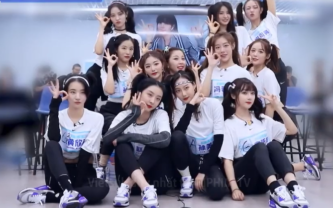 Muốn chụp hình cùng Lisa mà không được gặp mặt, hãy học theo dàn mỹ nữ &quot;Thanh xuân có bạn&quot;!