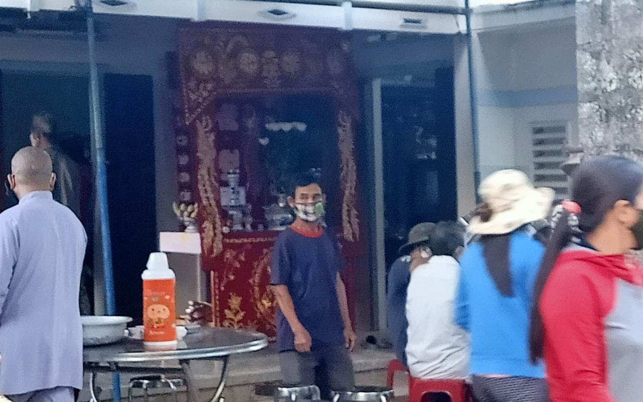 Hai nữ sinh bị tàu hỏa tông tử vong vì mải chụp hình "tự sướng"