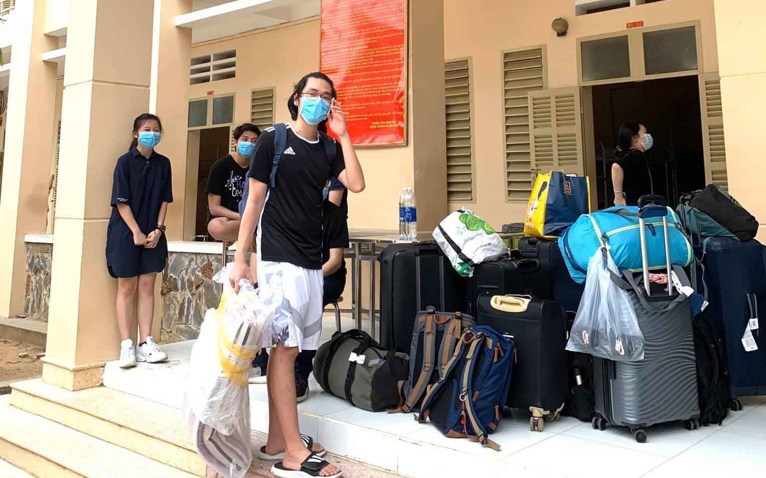 Hành trình của người mẹ đón con trai trở về từ khu cách ly sau 14 ngày