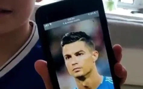 Fan nhí bị troll cực gắt vì muốn được đẹp trai, tóc tai vuốt vuốt như Ronaldo