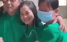 Clip xúc động: Y bác sĩ ôm nhau bật khóc khi bệnh nhân Covid-19 cuối cùng của Bình Thuận có kết quả xét nghiệm âm tính