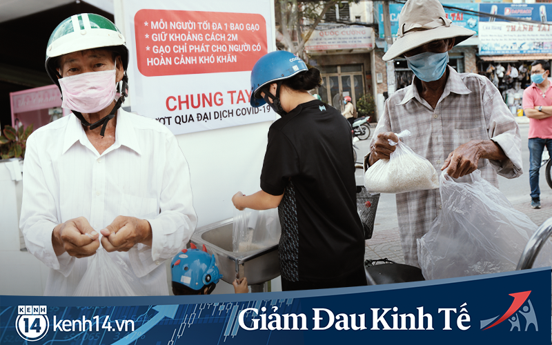 Máy &quot;ATM nhả ra gạo&quot; miễn phí cho người nghèo giữa thời dịch ở Sài Gòn, đảm bảo &quot;không một ai bị bỏ lại phía sau&quot;