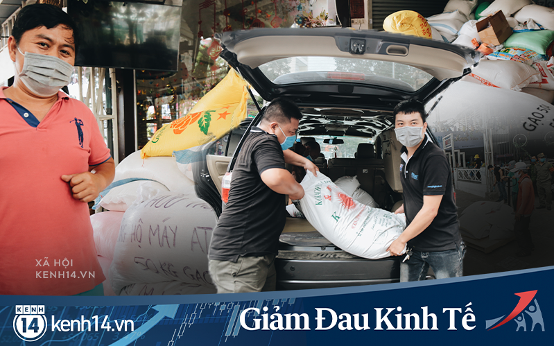 Ảnh: Người Sài Gòn ùn ùn chở gạo đến góp, máy &quot;ATM&quot; cũng nhả gạo như nước cho người nghèo