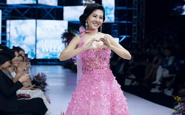 Không đấu giá được 120 triệu cho bé Lavie nhưng chiếc váy nghệ sĩ Mai Phương từng mặc lại &quot;về tay&quot; người phù hợp nhất!