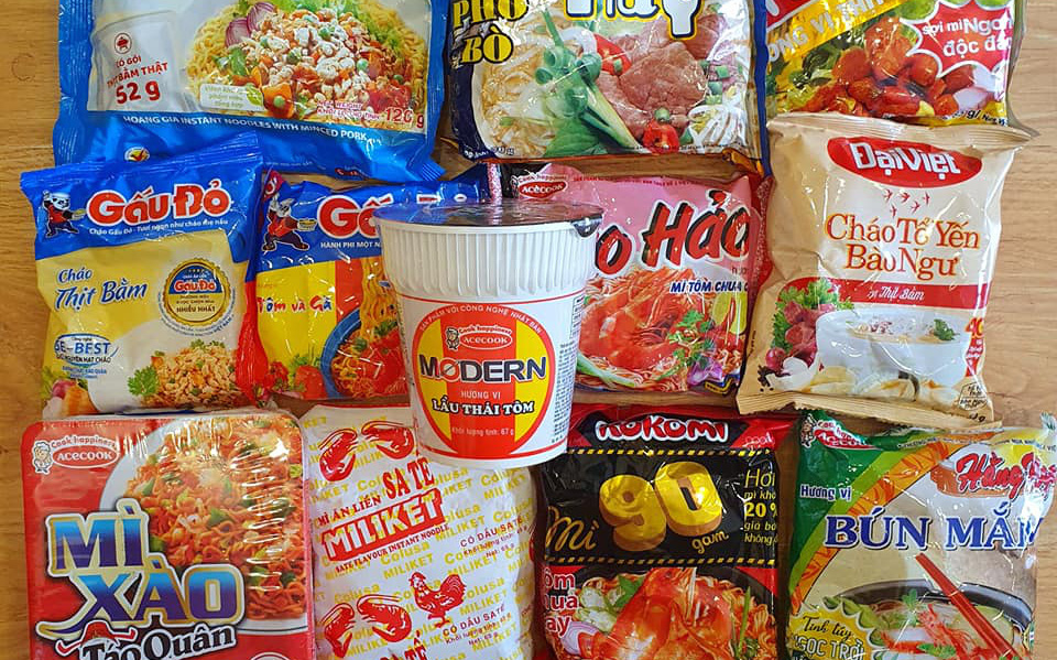 Người ta nghỉ dịch thì thi nhau làm hết món này đến món khác, thế mà vẫn có người phải ăn mì tôm qua ngày, còn chọn đủ các loại mì khác nhau để còn đổi bữa