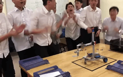 Nhóm nam sinh Bách khoa hú hét khi hoàn thành robot trong 6 ngày: Cảm giác hết môn hạnh phúc thế này đây!