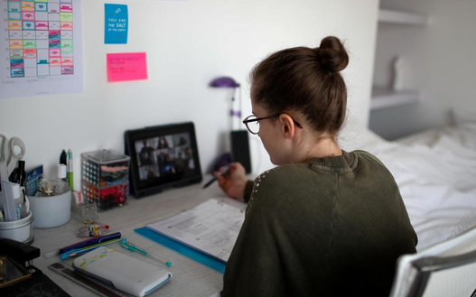 Pháp lần đầu hủy kì thi tốt nghiệp THPT sau 2 thế kỷ để tránh dịch Covid-19