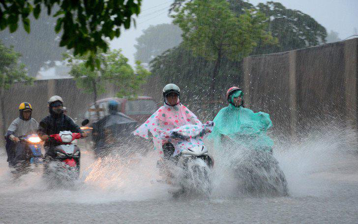Đón không khí lạnh giữa mùa hè, Hà Nội và các tỉnh Bắc Bộ mưa dông diện rộng