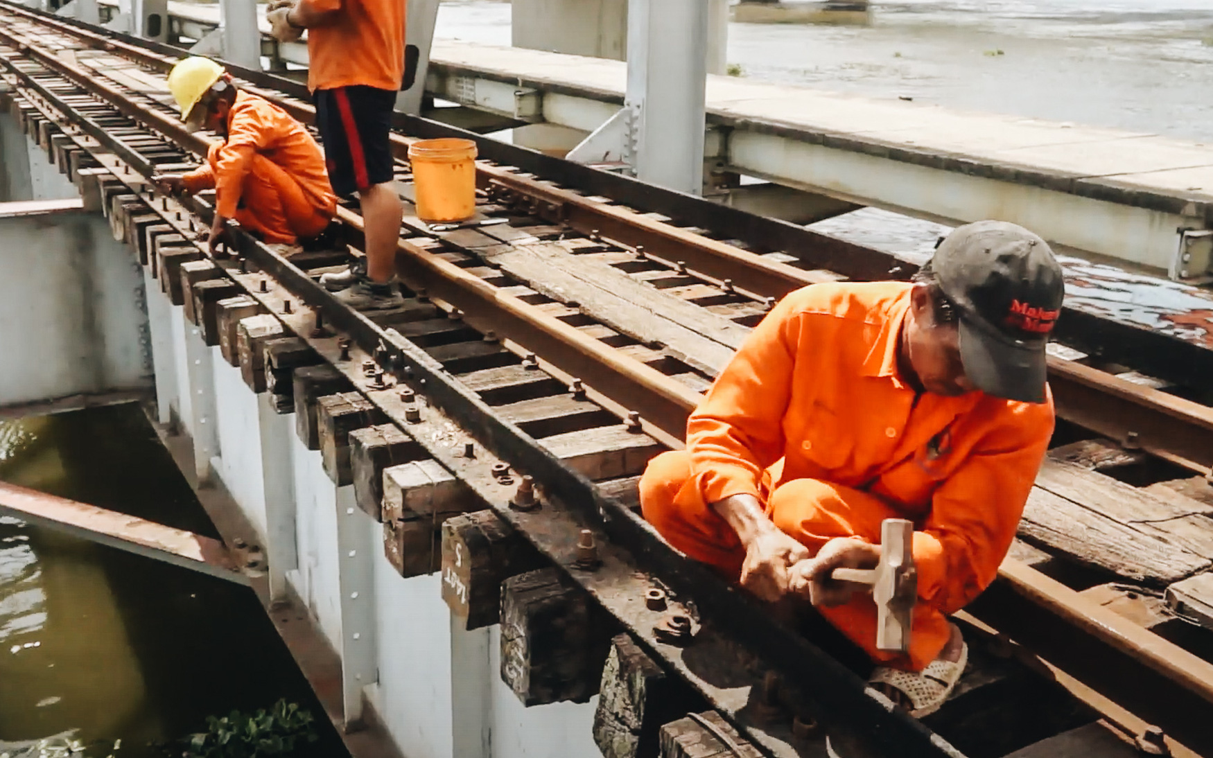 TP.HCM: Những nhát búa đầu tiên tháo dỡ cầu sắt Bình Lợi, chấm dứt sứ mệnh lịch sử sau gần 120 năm