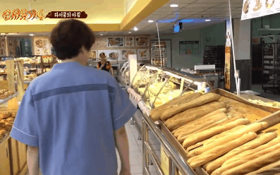 Chuyện xưa nhắc lại vẫn cười mệt: Dàn sao Hàn sang Việt Nam hốt hoảng vì thấy… bánh mì khổng lồ bán trong Big C, sao bự dữ vậy?