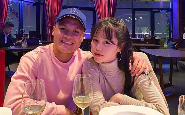 Quang Hải đăng hình với Huỳnh Anh cùng biểu tượng trái tim: Chuyện hẹn hò đã không còn là lời đồn nữa!