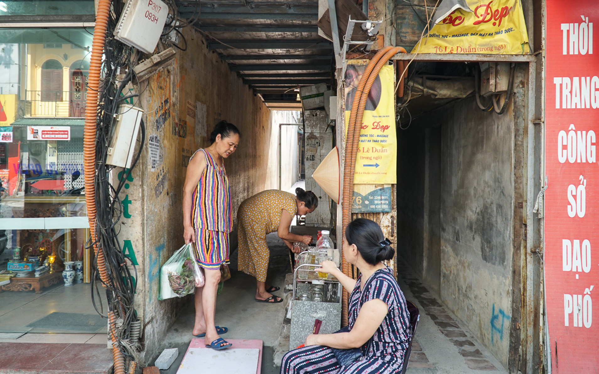 Người dân sống trong khu nhà cũ nát giữa thủ đô kể lại sự việc "trần nhà bất ngờ đổ sập lúc nửa đêm"