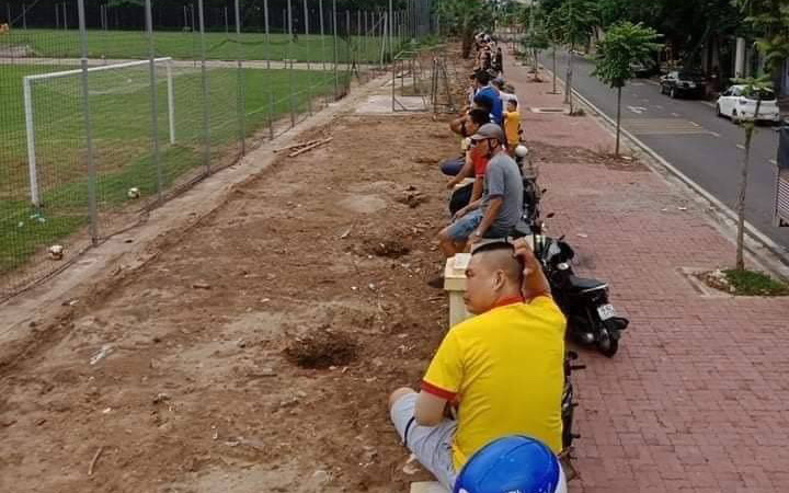 CĐV Nam Định ngồi vắt vẻo trên hàng rào xem đội nhà &quot;đánh tennis&quot; sau gần 2 tháng &quot;đói&quot; bóng đá