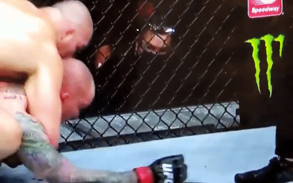 Đang bị đối thủ "hành cho ra bã", anh chàng võ sĩ bỗng nhặt một thứ bí ẩn đưa cho trọng tài, dân tình ngã ngửa khi biết được vật này là gì