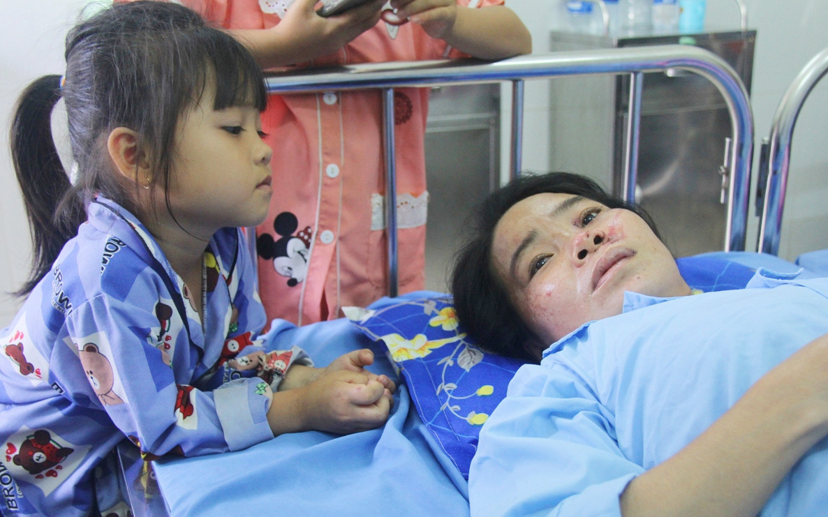 Bố mẹ bị vùi trong đống đổ nát vụ sập công trình kinh hoàng, 2 đứa trẻ bơ vơ trong bệnh viện: &quot;Tụi nhỏ không chịu ăn, cứ lo mẹ sẽ chết&quot;