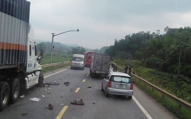 Lạng Sơn: Xe container va chạm liên hoàn với ô tô con, xe máy khiến 2 người thương vong