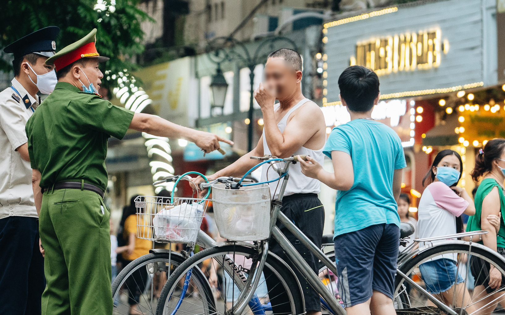 Lực lượng chức năng tăng cường nhắc nhở người dân không được đạp xe ở phố đi bộ sau vụ việc cụ bà bị thiếu niên tông nguy kịch