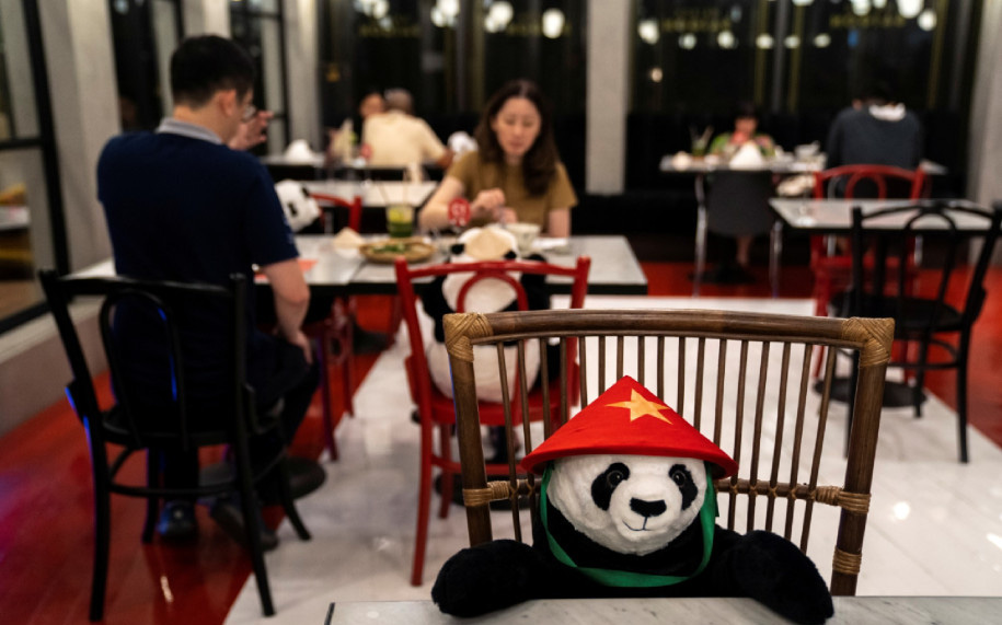 Sợ thực khách cô đơn trong mùa dịch, nhà hàng Việt nghĩ ra &quot;tuyệt chiêu&quot; hay ho khiến nhiều trang báo quốc tế đồng loạt đưa tin