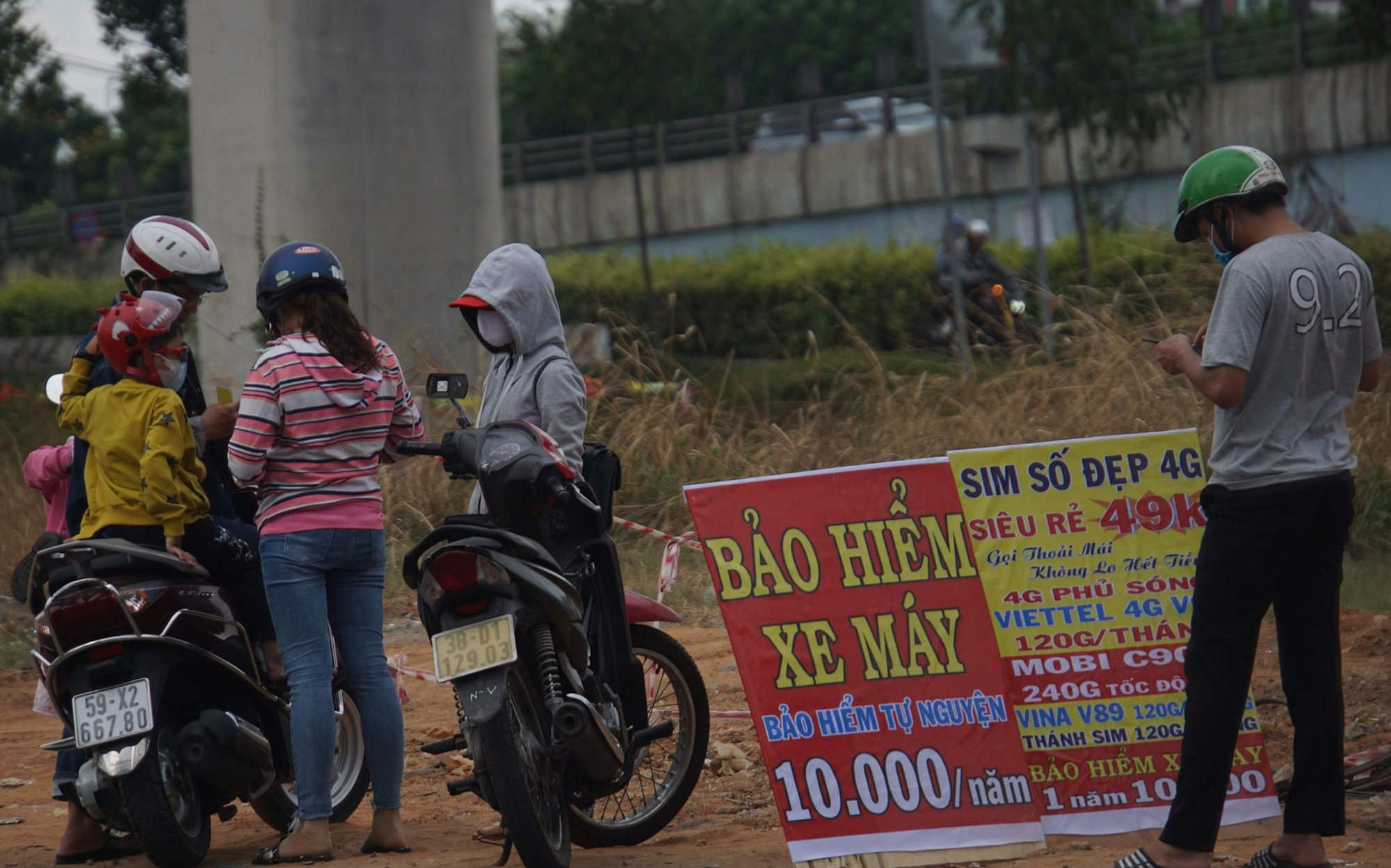 Bảo hiểm xe máy 10.000 đồng mọc lên như nấm ở lề đường Sài Gòn, người mua nguy cơ 