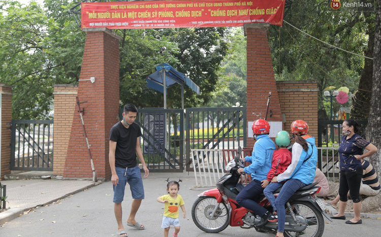 Hà Nội: Công viên vẫn đóng cửa dịp nghỉ lễ, nhiều phụ huynh đưa con đi chơi nuối tiếc ra về