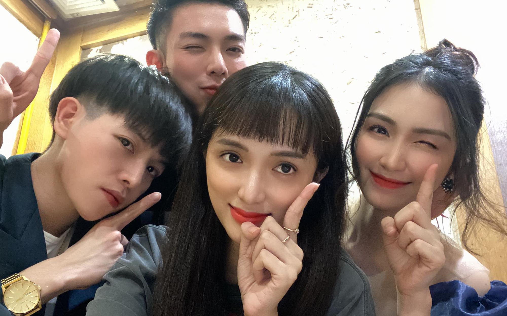 Hương Giang và gia đình Hoa Dâm Bụt kéo đến làm &quot;náo loạn&quot; luôn cả nhà hàng của Việt kiều &quot;Người ấy là ai&quot;