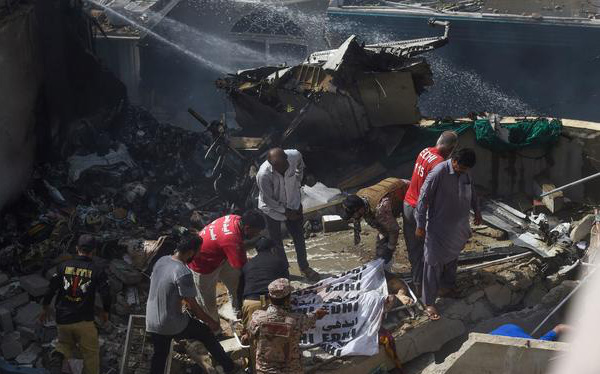 Hiện trường tang thương trong vụ rơi máy bay ở Pakistan: Nhiều nhà dân đổ sập, khói đen bốc lên ngùn ngụt