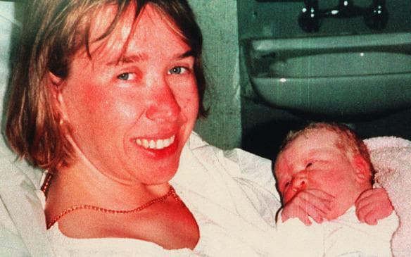 Bức ảnh chấn động nước Anh: Mỉm cười bên con gái sơ sinh, người phụ nữ không ngờ chồng lại vô ý giao đứa trẻ cho kẻ bắt cóc ngay sau đó