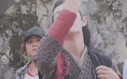 Cười té ghế dàn sao nam xịt kem chống nắng bảo vệ nhan sắc: Lý Hiện quá &quot;bất hủ&quot;, Vương Nhất Bác - Tiêu Chiến như dùng bình cứu hoả