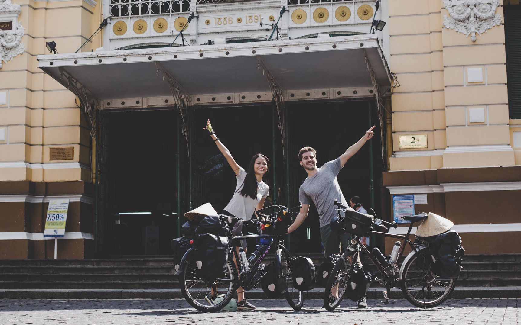 Cặp chồng Tây vợ Việt kết thúc 16.000km đạp xe từ Pháp về Việt Nam: Chặng cuối gian nan vì dịch bệnh Covid-19