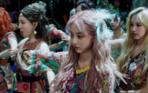 TWICE tung teaser MV nhìn đâu cũng thấy rừng cây hoa lá, 9 cô gái diện trang phục như thổ dân nhảy trên nền nhạc nghe là đã thấy lôi cuốn